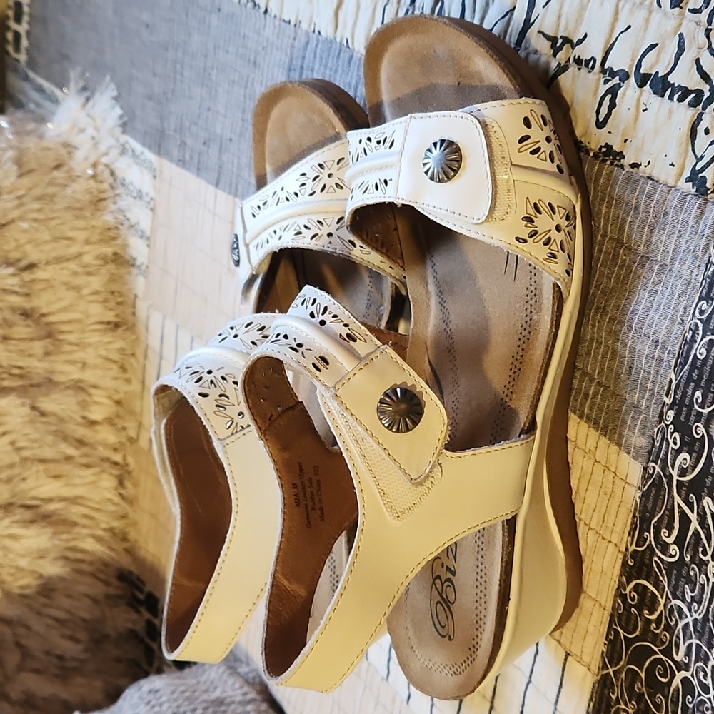 MIA White Wedge Sandal by Biza (7.5) - Picture 2 of 4